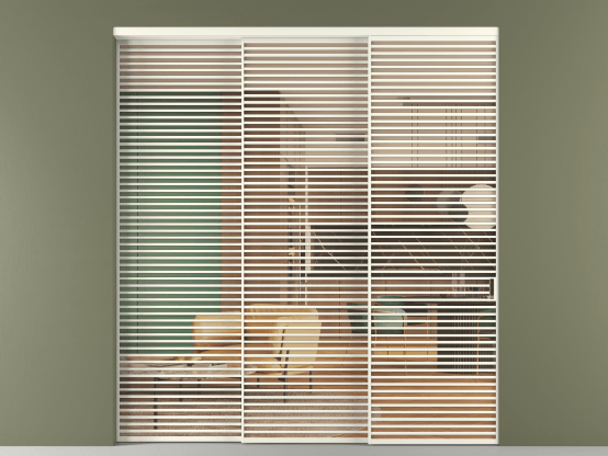 Алюминевая перегородка АЛПР 040.07_АЖМ_ПРОЗ ОРАНЖ_new. Цвет Алюминий жемчужный. Материал Алюминий в эмали. Коллекция Перегородка Formato внутри проёма 3 створки с синхронным механизмом. Картинка.